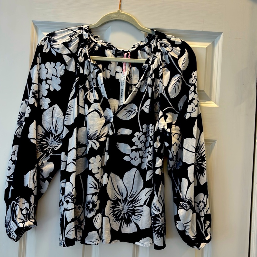Vineyard Vines blue and white floral top